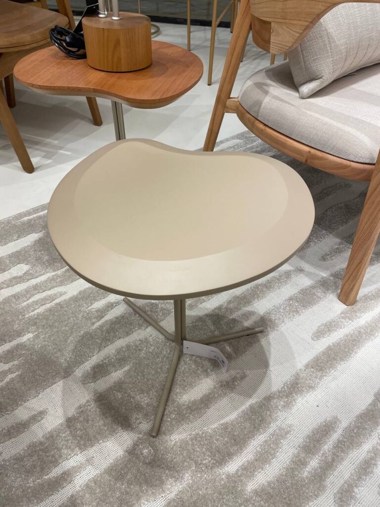 Mesa Lateral Hilst 40x40x44 Base Capuccino Tampo Camurça