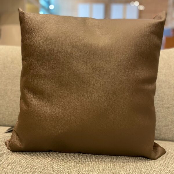 ALMOFADA COURO NATURAL CASTANHO LISA 52X52