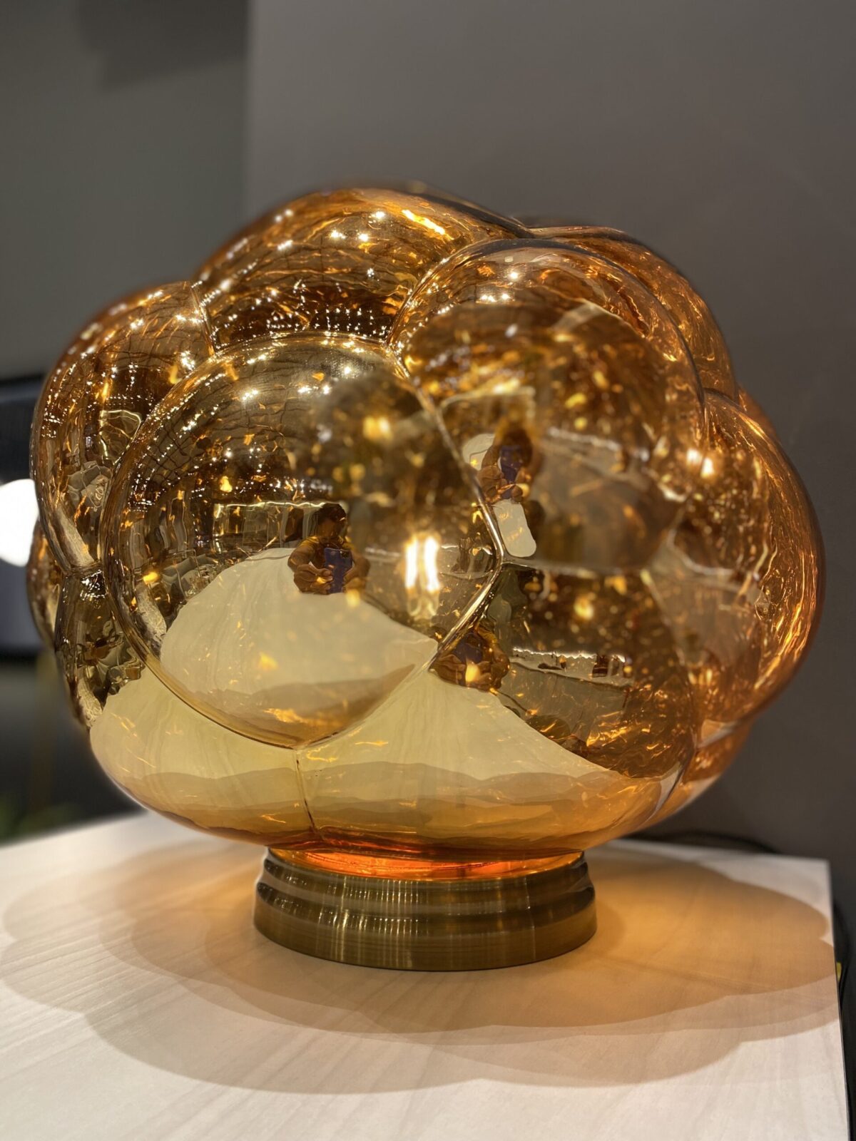 ABAJUR EM METAL C/ VIDRO METALICO DOURADO - Imagem 2