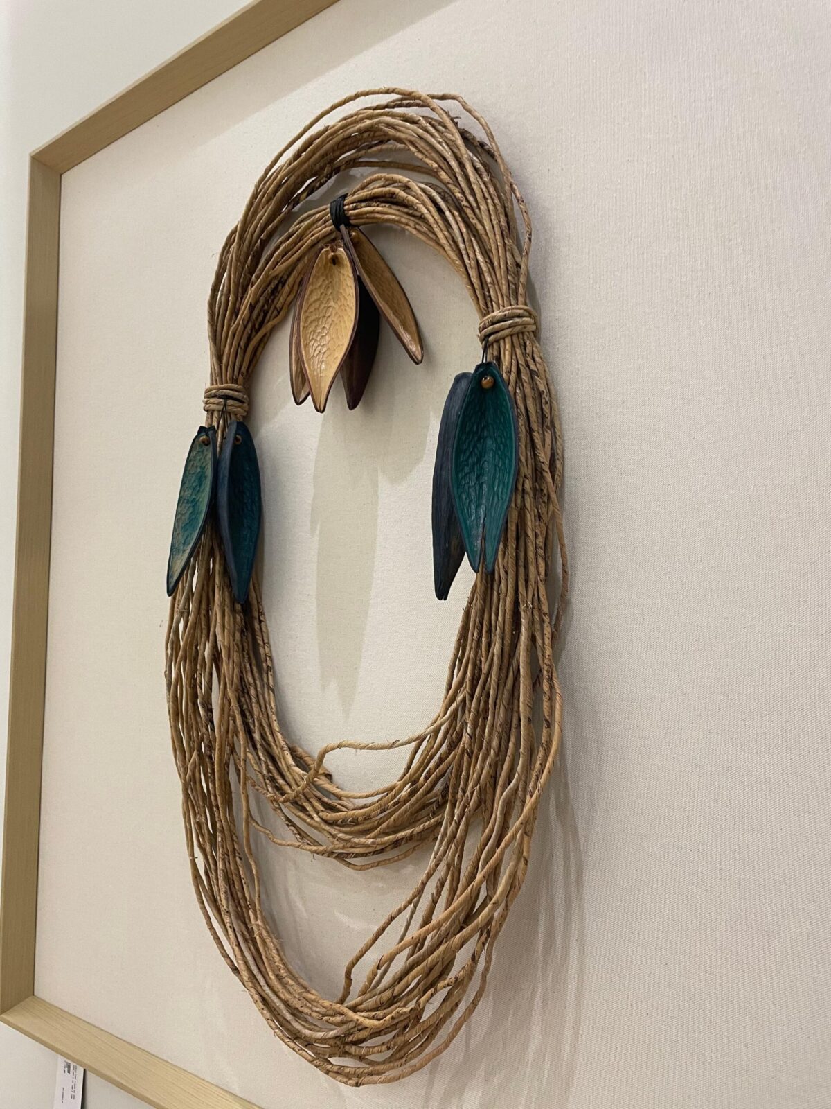 QUADRO ESCULTURA FIBRA DE BANANEIRA BEGE E VERDE 100X 100 - Imagem 2