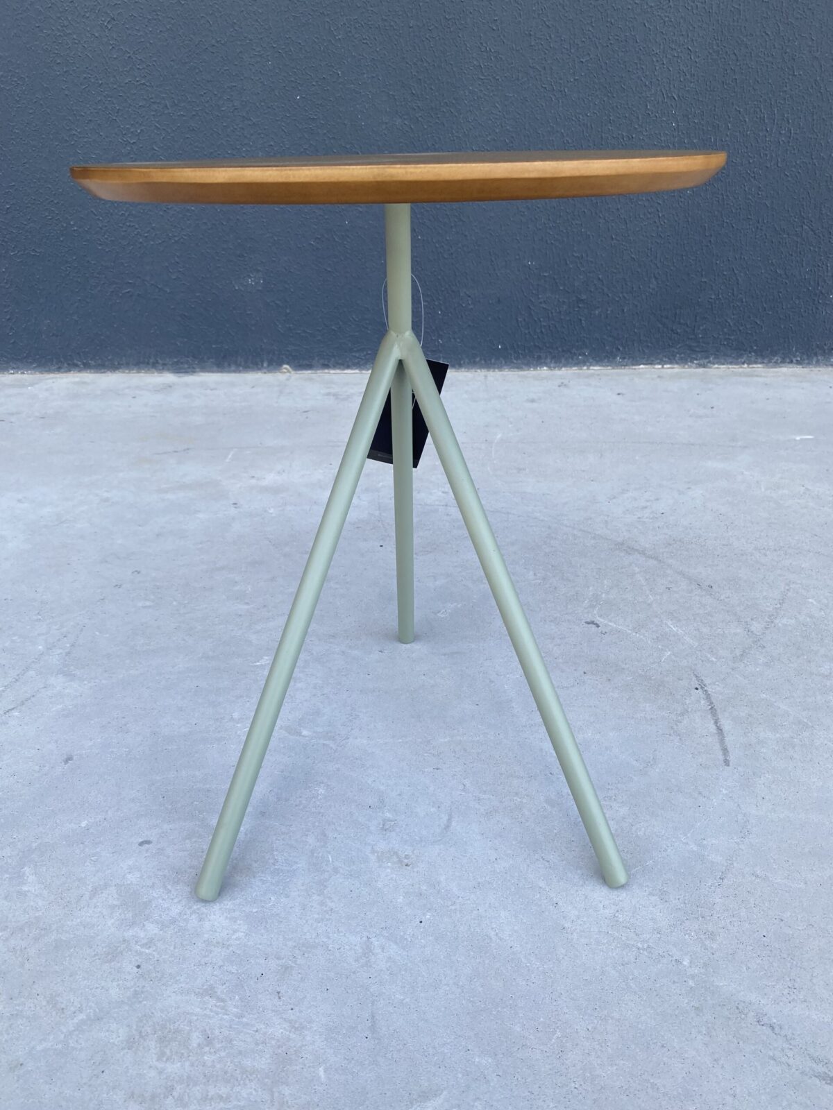 MESA LATERAL PONZA BASE ACO VERDE TAMPO NOGUEIRA 40X45 - Imagem 2