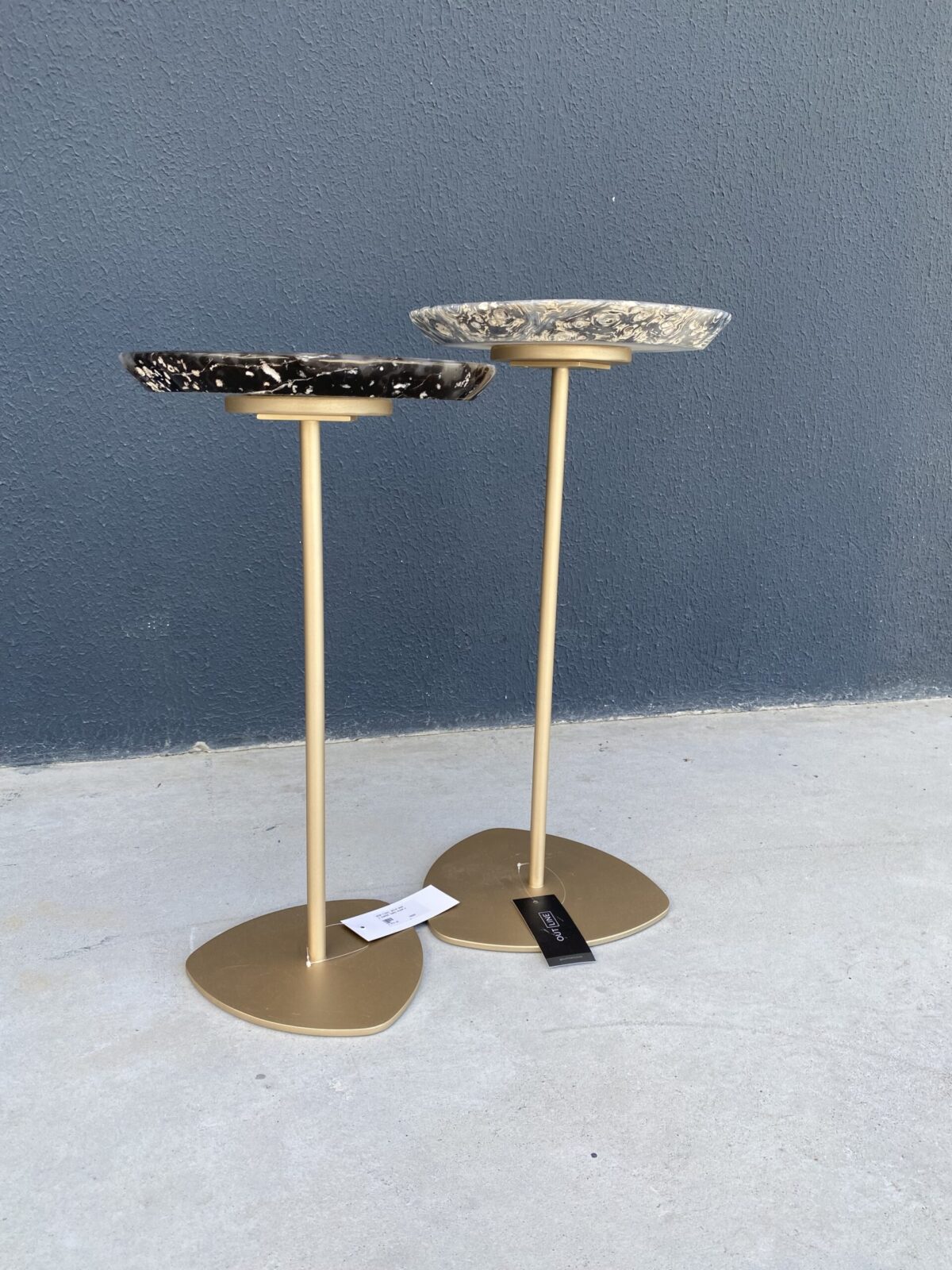 MESA CINZEL BAIXA BASE DURADA TAMPO PEDRA NATURAL - Imagem 2