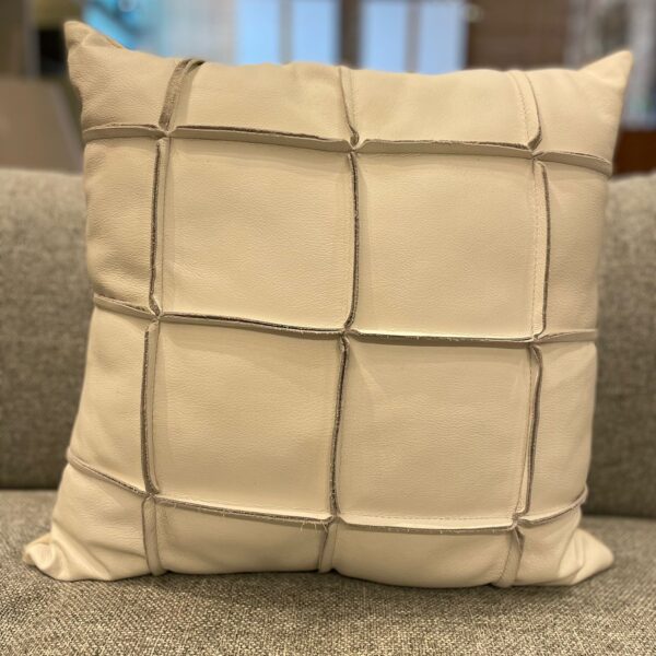 ALMOFADA COURO NATURAL GELO MOD 1 52X52