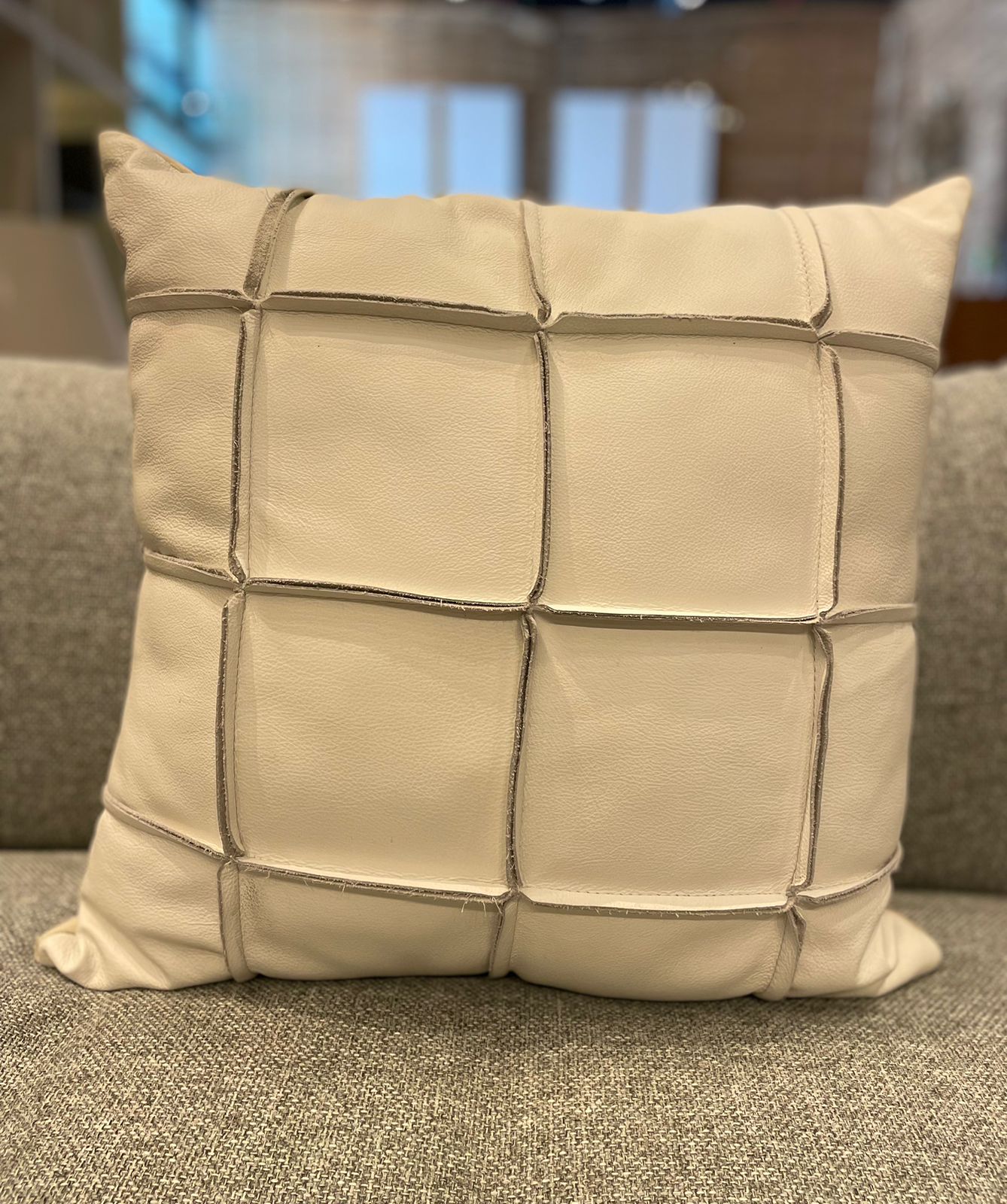 original.jpeg ALMOFADA COURO NATURAL GELO MOD 1 52X52 - Imagem 1