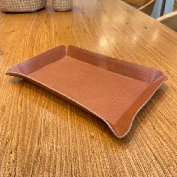 BANDEJA DE METAL REVESTIDA COM TECIDO COURO MARRON 29X19