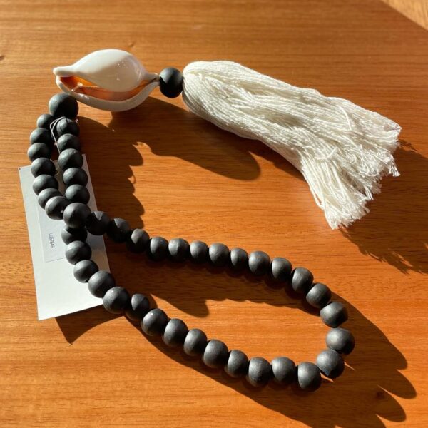 COLAR DE MESA 55CM MICANGAS PT/CONCHA BRANCA