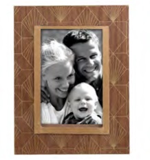 PORTA RETRATO DE MADEIRA  20,7CM X 25,7CM X 1,5CM