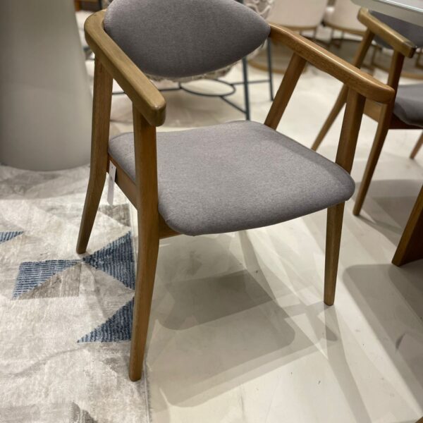 CADEIRA LARISSA BASE AMENDOA TEC CINZA 111 55X60X77