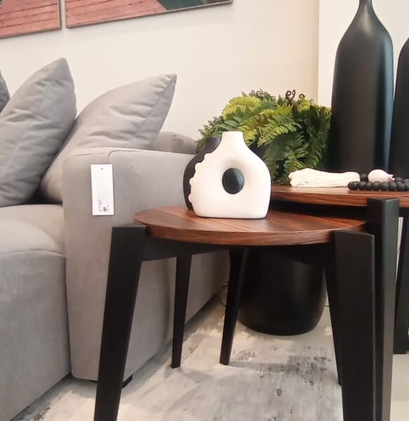 MESA LATERAL ALTA EVELYN BASE PRETO TAMPO PAU FERRO