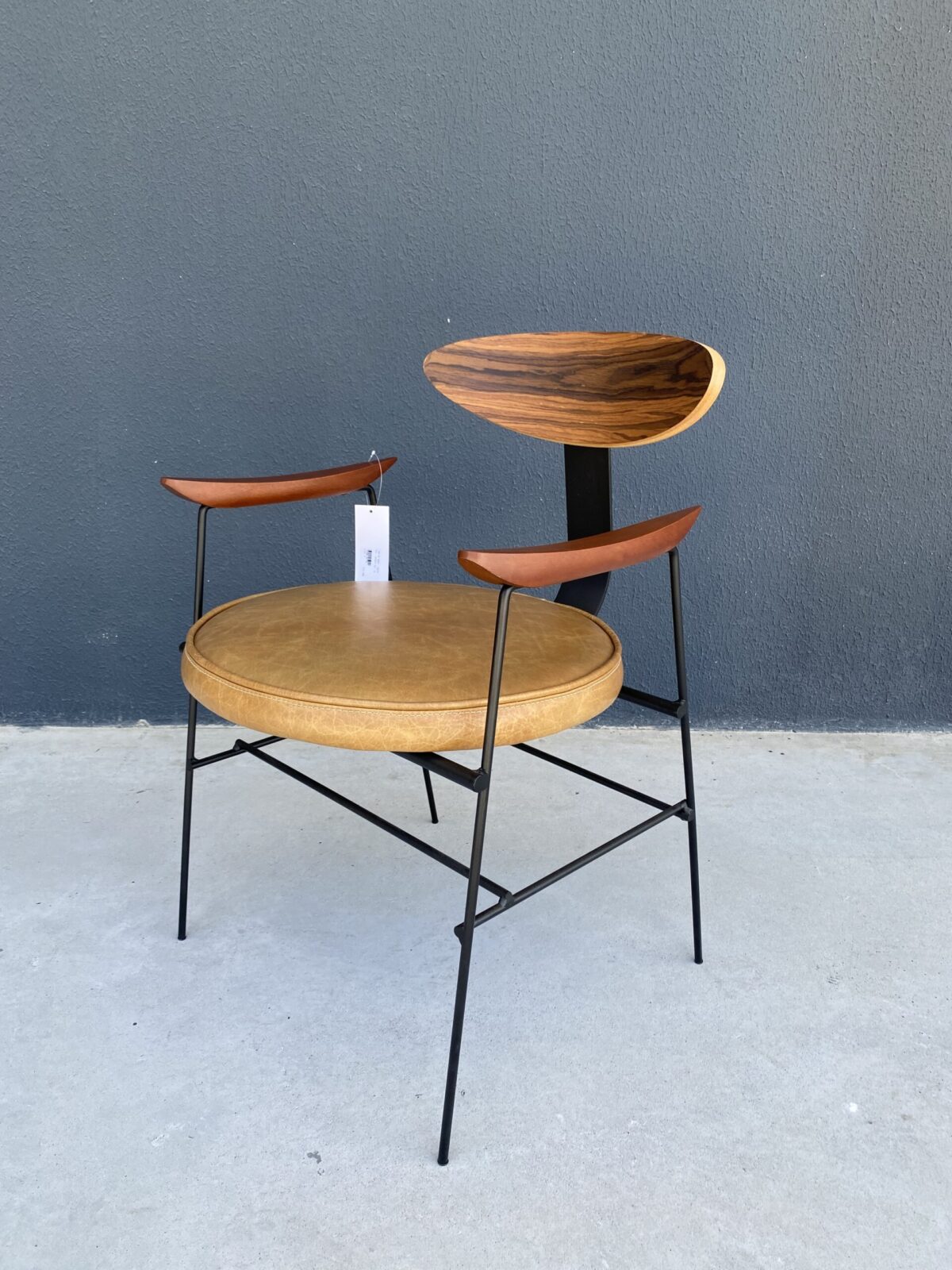 CADEIRA SODDY - PRETA MTX - ENCOSTO 333 - BRACO 429 - COURO CAMEL - Imagem 2