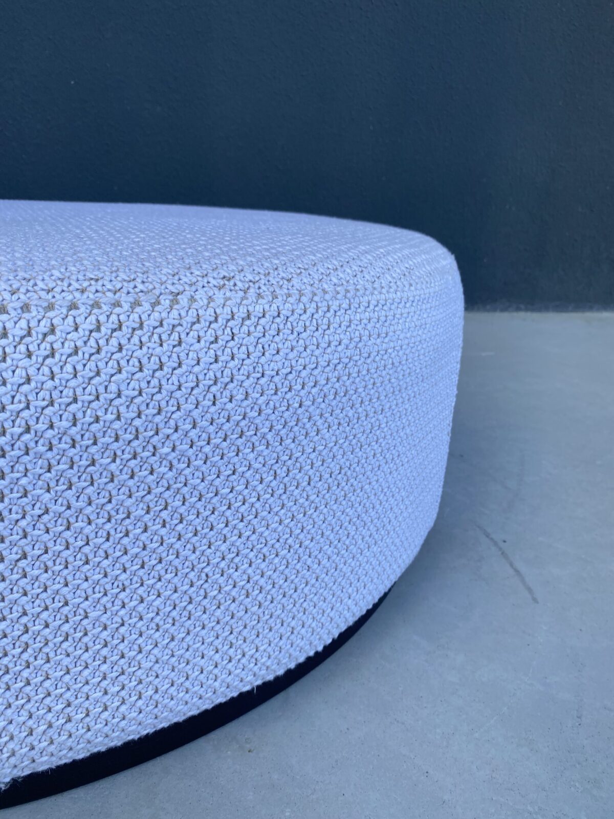 PUFE ROMA BASE CARVALHO EBANIZADO TEC 17016 90X90X28 - Imagem 2