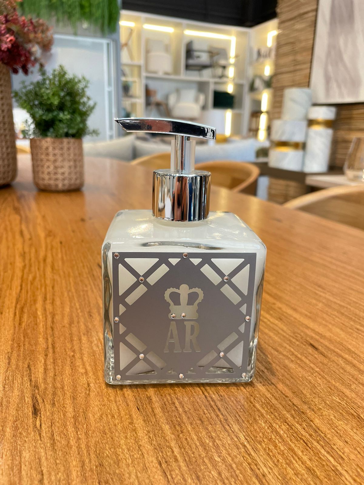 original.jpeg CUBO SABONETE LOSANGOS COM STRASS PRATA LAVANDA - Imagem 1