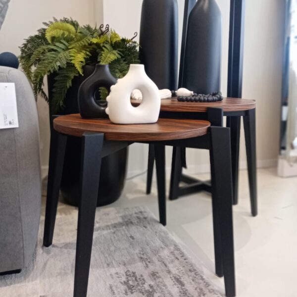 MESA LATERAL BAIXA EVELYN D47X46 BASE PRETO TAMPO PAU FERRO