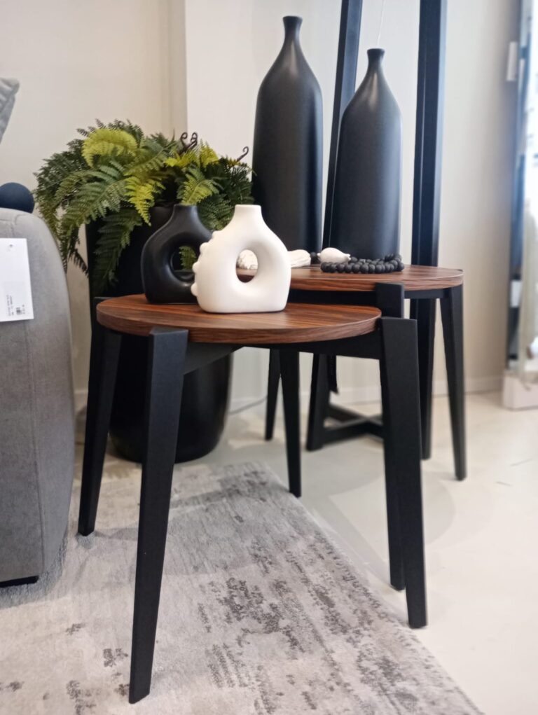 Mesa Lateral Baixa Evelyn D47X46 Base Preto Tampo Pau Ferro