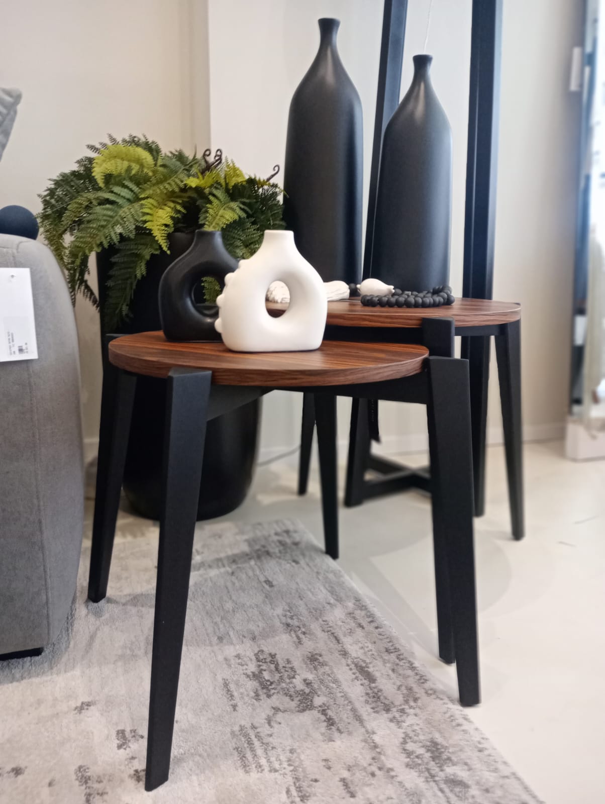 original.jpeg MESA LATERAL BAIXA EVELYN D47X46 BASE PRETO TAMPO PAU FERRO - Imagem 1