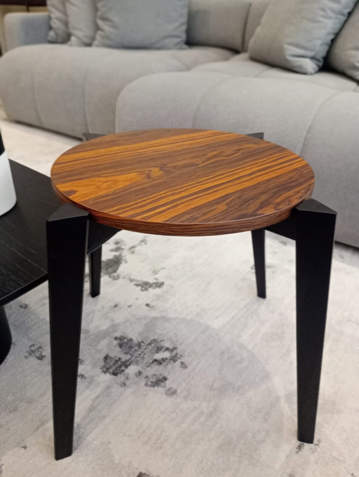 MESA LATERAL BAIXA EVELYN D47X46 BASE PRETO TAMPO PAU FERRO - Imagem 2