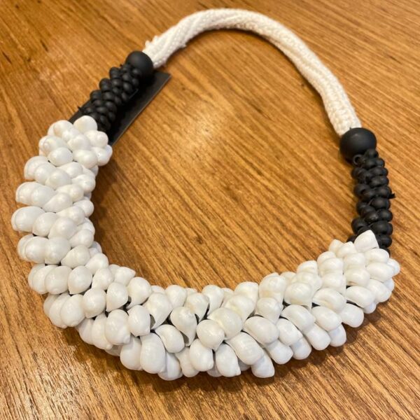 COLAR DE MESA DSECORATIVO 45CM CONCHA BRANCA/PRETA