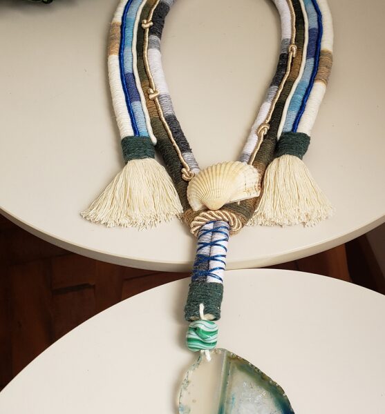 COLAR DECORATIVO COM CORDÕES E  PEDRA ÁGATA. TAM. 0,45