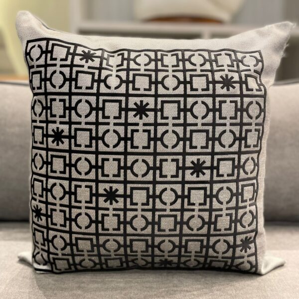 ALMOFADA QUADRADA CINZA COM VELUDO PRETO 52X52