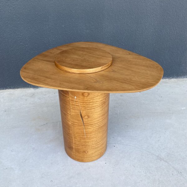 MESA LATERAL ALVA - BASE E TAMPO AMENDOA 57x52x56