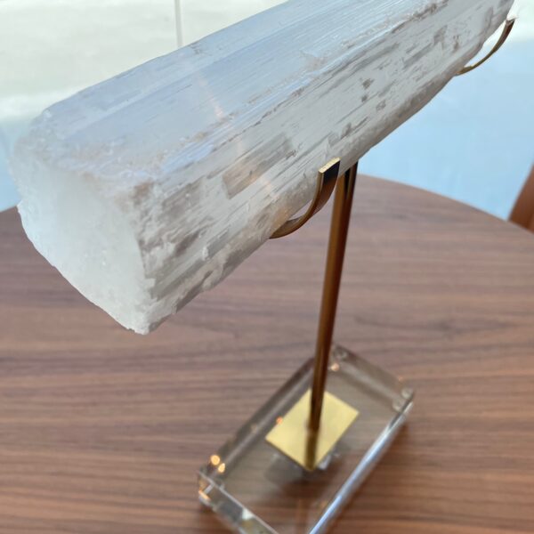 ESCULTURA EM METAL DOURADO BASE EM VIDRO  E MARMORE QUARTZO