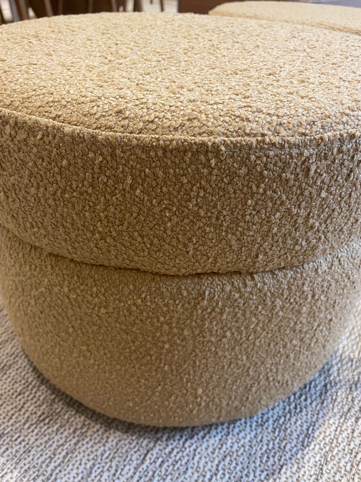 PUFF ERIN  TECIDO BOUCLE AMARELO X036 45X45X32 - Imagem 2