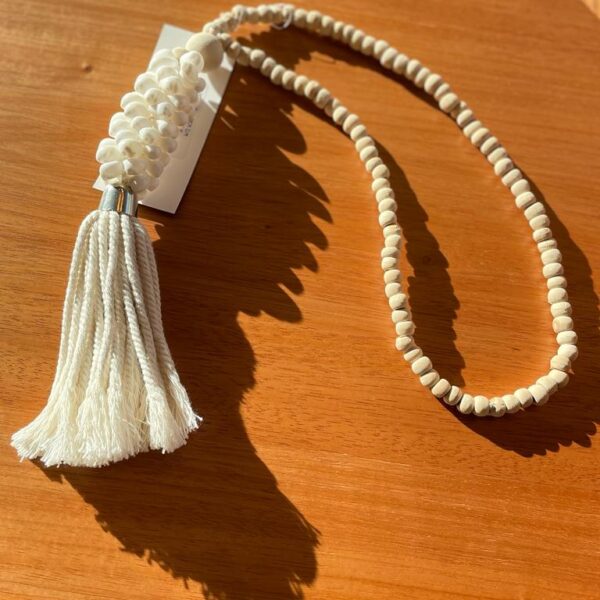 COLAR DE MESA 60CM C/MINI CONCHAS BRANCA E CORDA ALGODAO