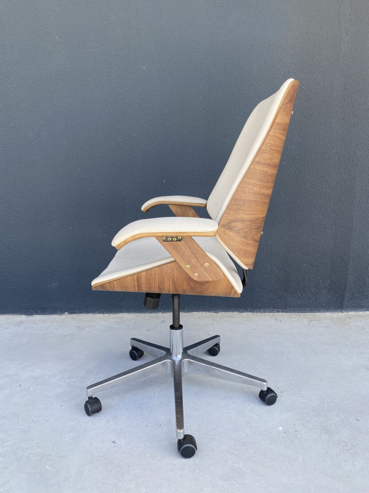 JOCASTA DIRETOR FRENTE TEC 1768-02 COSTAS FORMICA IMBUIA      BASE NEW ALUMINIO - Imagem 2