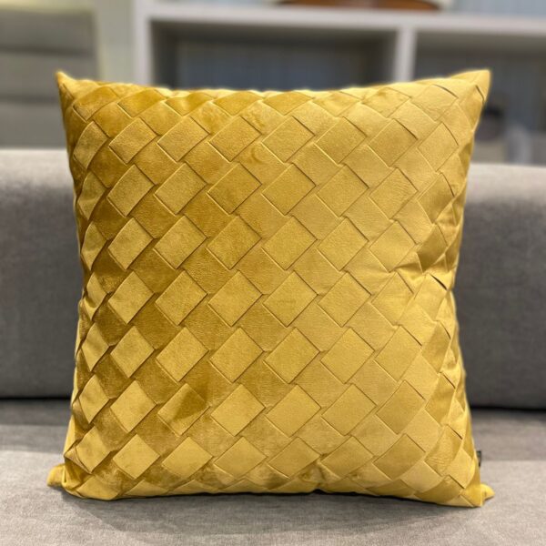 ALMOFADA TRANCADA NO VELUDO MOSTARDA