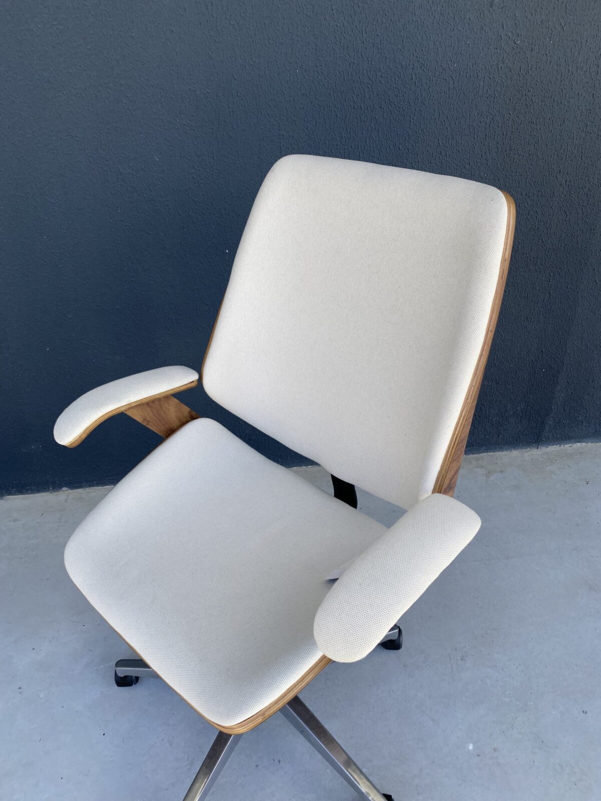 JOCASTA DIRETOR FRENTE TEC 1768-02 COSTAS FORMICA IMBUIA      BASE NEW ALUMINIO - Imagem 3