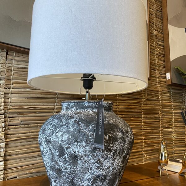 ABAJUR EM CERAMICA RUSTICO BRANCO E CINZA