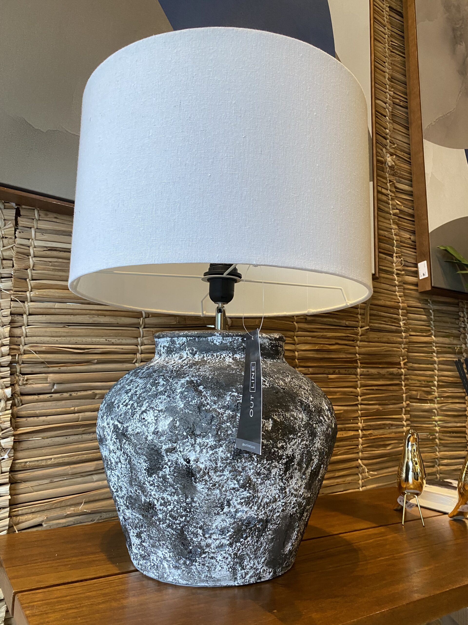 original-143.jpeg ABAJUR EM CERAMICA RUSTICO BRANCO E CINZA - Imagem 1