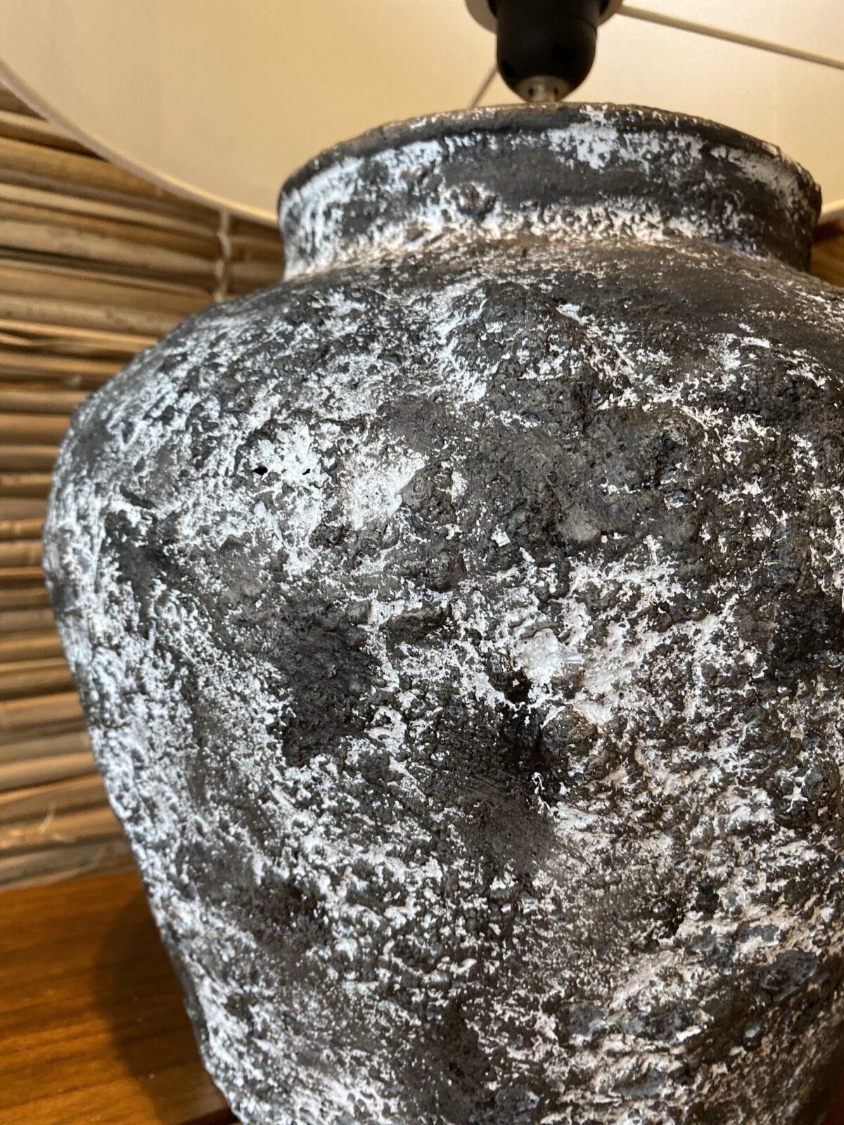 ABAJUR EM CERAMICA RUSTICO BRANCO E CINZA - Imagem 2