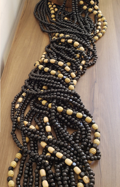 COLAR DECORATIVO COM CONTAS E BOLACHA MADEIRA TAM 1,40