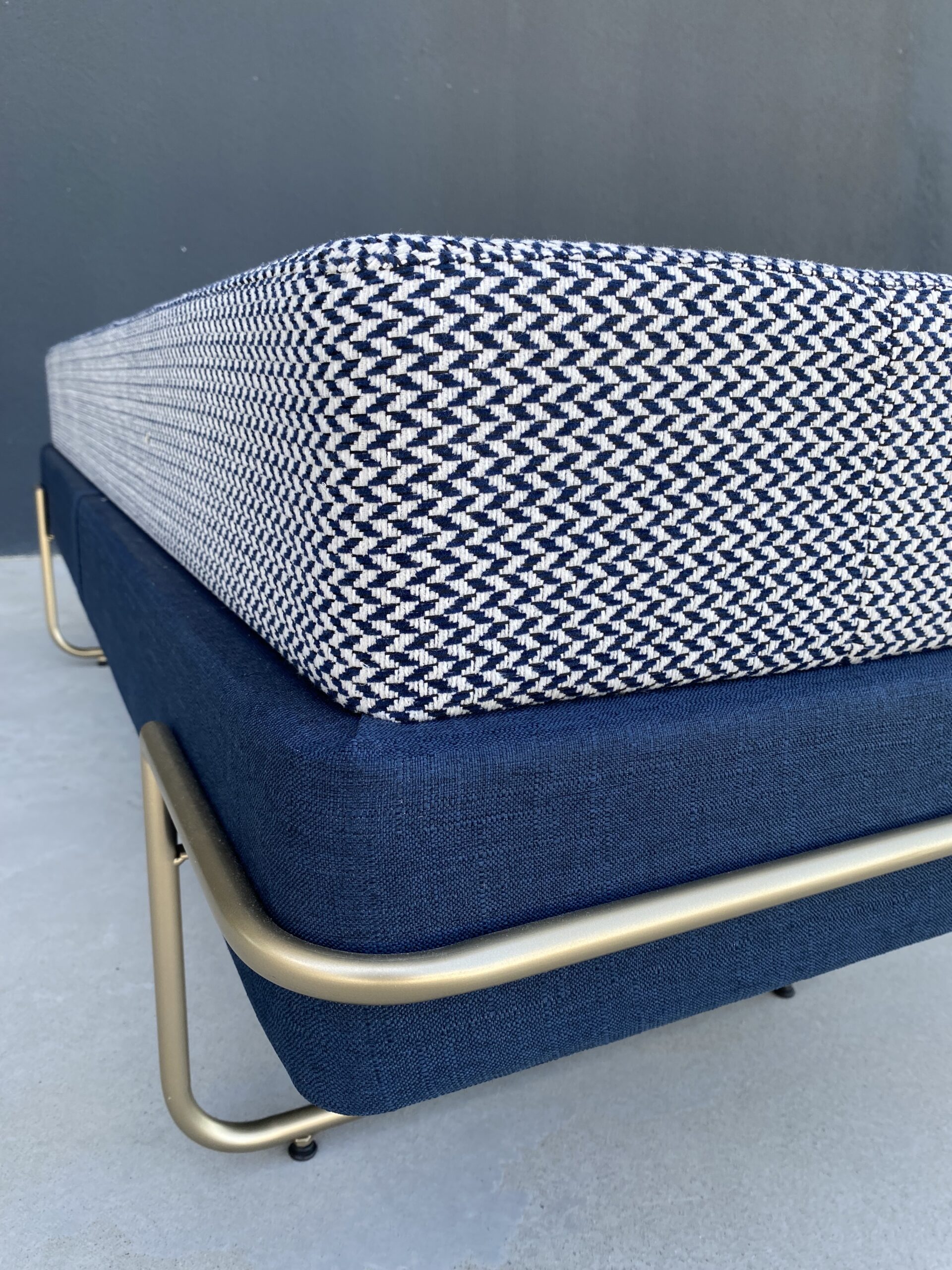 original-2.jpeg BANCO CURVE OURO ASSENTO T2033 BASE T2034 163X54X48 - Imagem 1