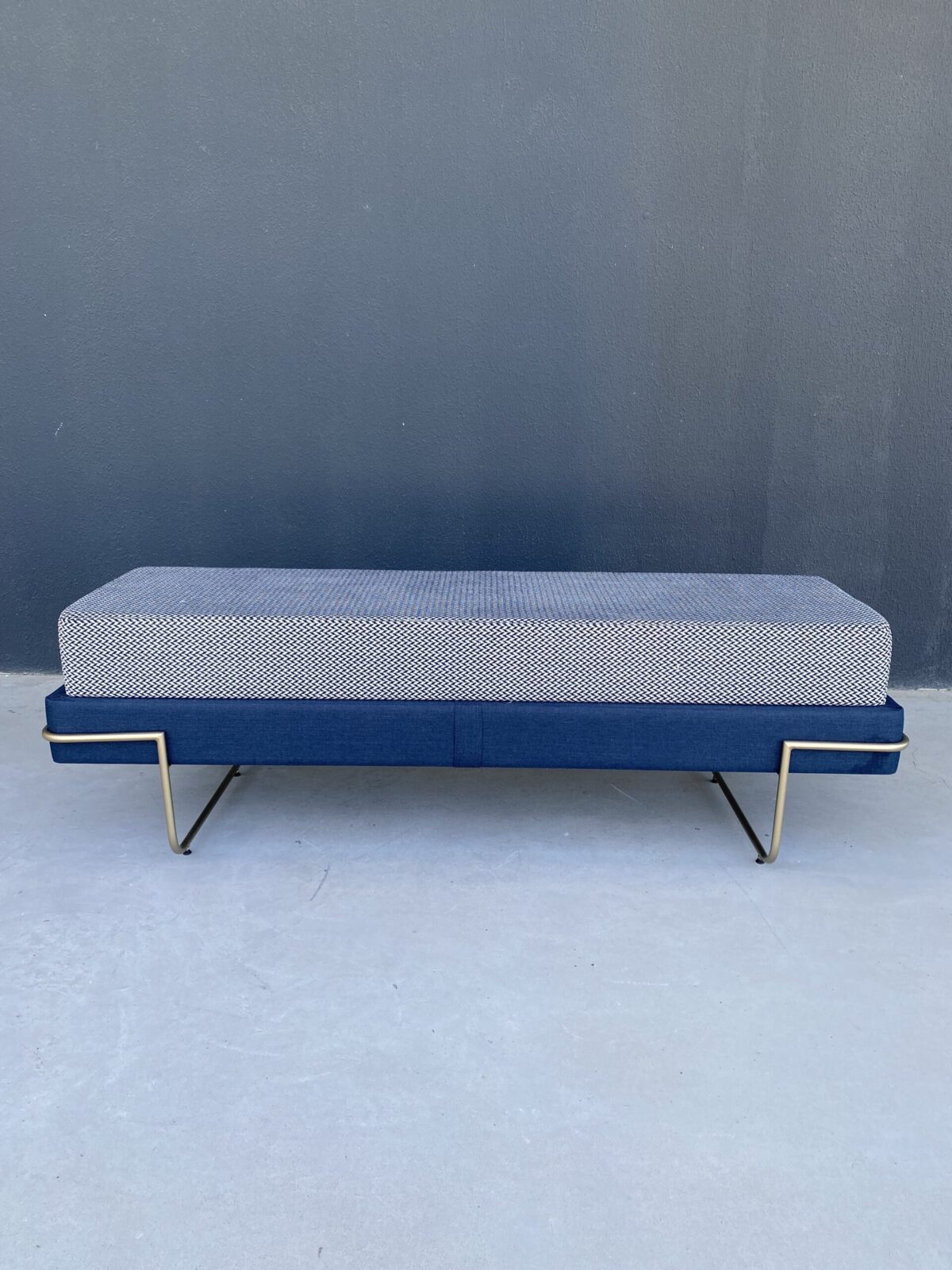 BANCO CURVE OURO ASSENTO T2033 BASE T2034 163X54X48 - Imagem 3