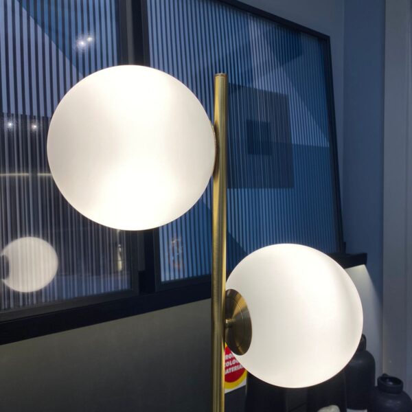 ABAJUR DE CHAO C/BASE EM PEDRA E METAL DOURADO C/2 ESFERAS