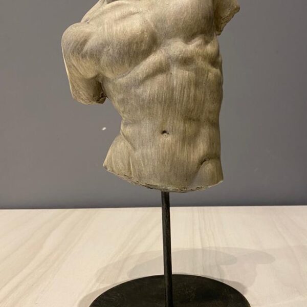 PECA DECORATIVA DE RESINA COM BASE DE METAL  14CM X 12CM X 2