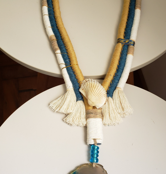 COLAR DECORATIVO COM CORDÕES E PEDRA ÁGATA. TAM 0,55