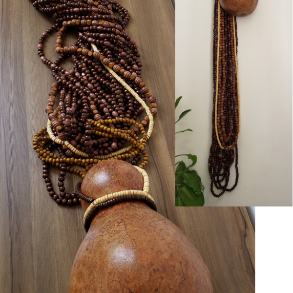 COLAR DECORATIVO C/CONTAS MADEIRA/SEMENTE CABAÇA TAM 1,60