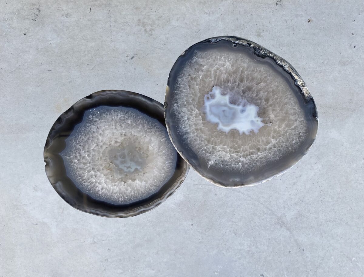 MESA CINZEL BAIXA BASE DURADA TAMPO PEDRA NATURAL - Imagem 3