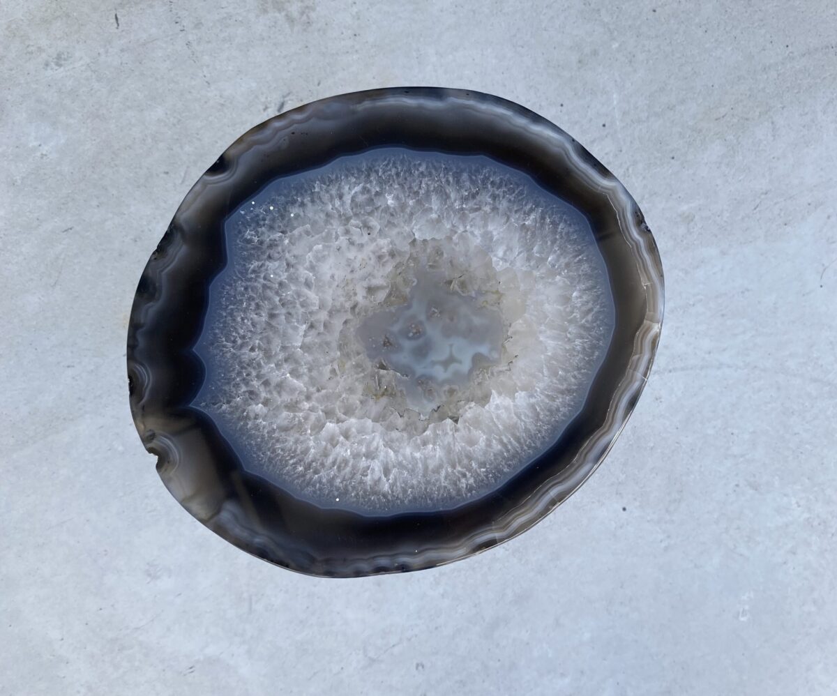 MESA CINZEL BAIXA BASE DURADA TAMPO PEDRA NATURAL - Imagem 4