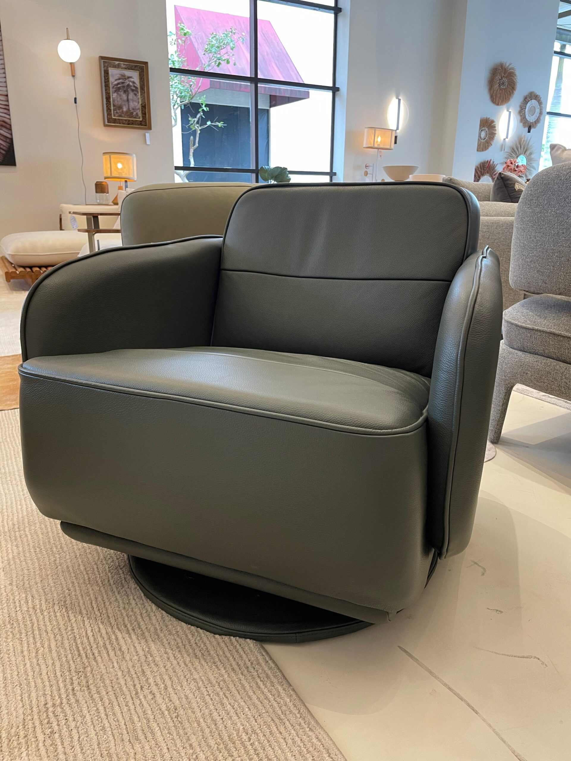 original-365.jpeg POLTRONA DE BALACO GIRATORIA CAJU COURO GRANO OLIVA 75X90X70 - Imagem 1