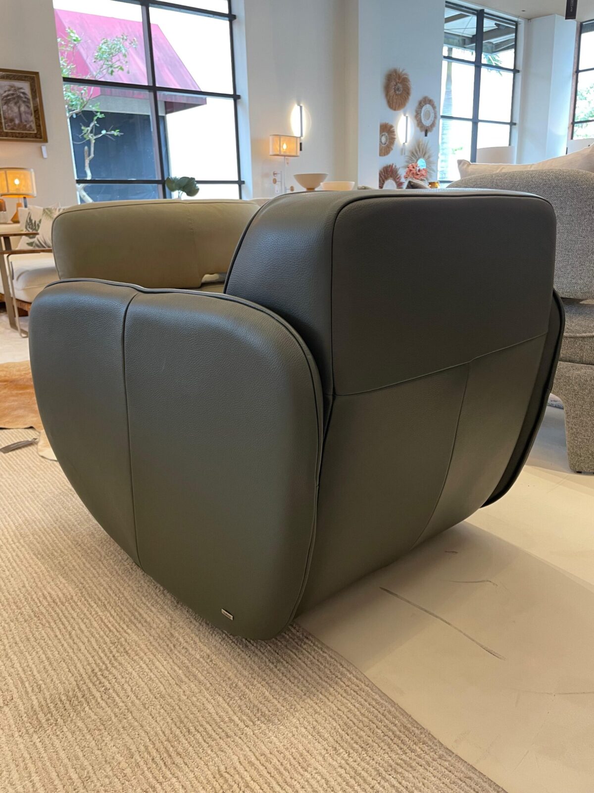 POLTRONA DE BALACO GIRATORIA CAJU COURO GRANO OLIVA 75X90X70 - Imagem 2