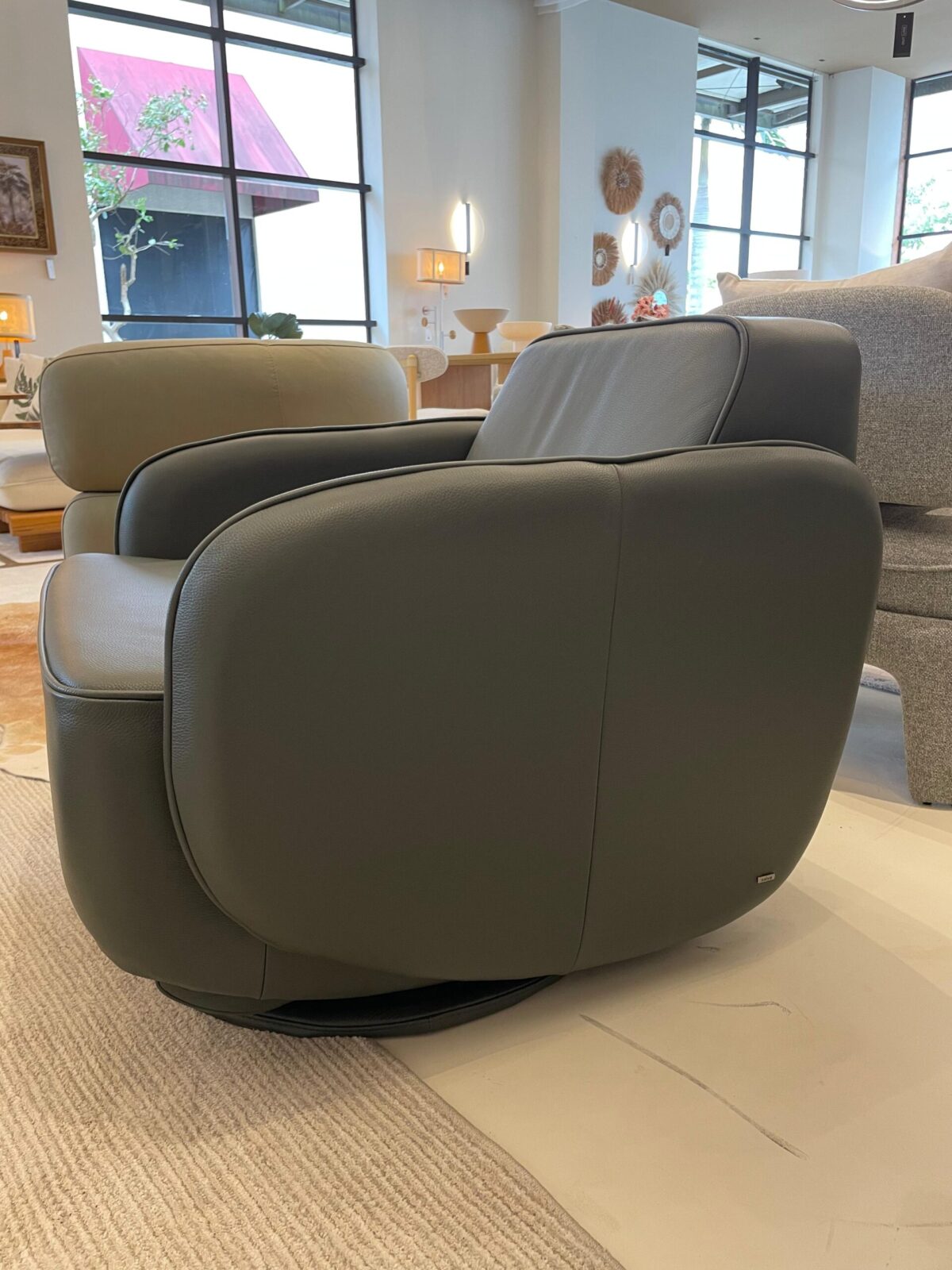 POLTRONA DE BALACO GIRATORIA CAJU COURO GRANO OLIVA 75X90X70 - Imagem 3