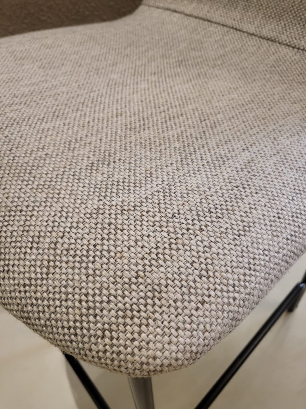 BANQUETA 72 BAIXA BASE PT TECIDO C266 - Imagem 3