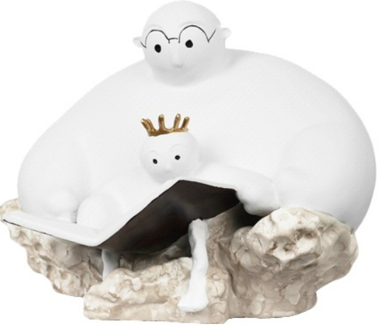 ESCULTURA DE RESINA PAI E FILHO LENDO