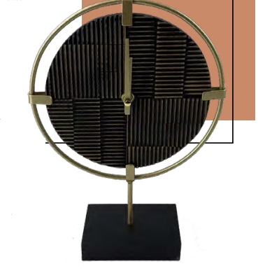 RELOGIO DECORATIVO DE MADEIRA E METAL PRETO E DOURADO