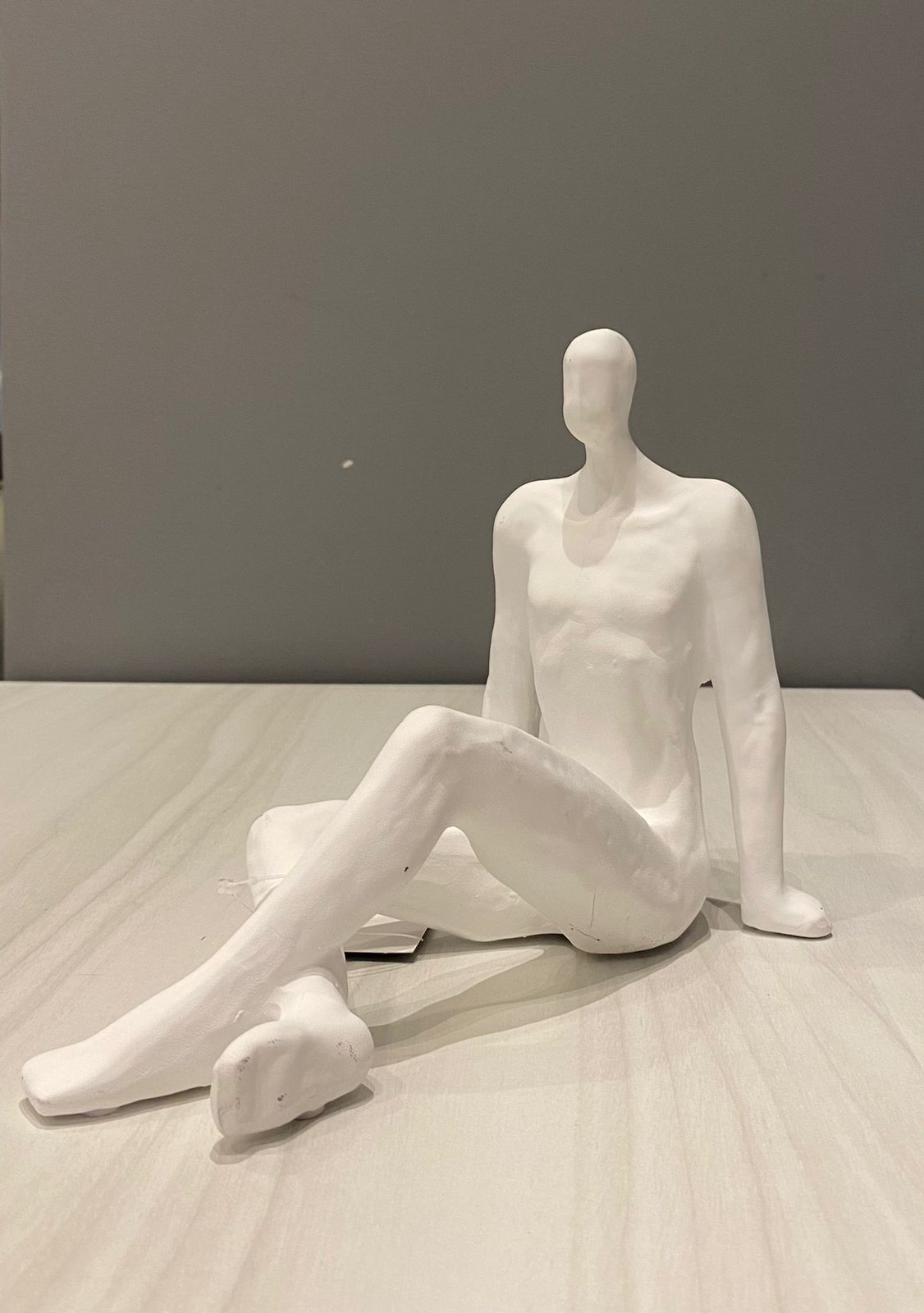 original-542.jpeg HOMEM DECORATIVO EM CERAMICA BRANCA - Imagem 1