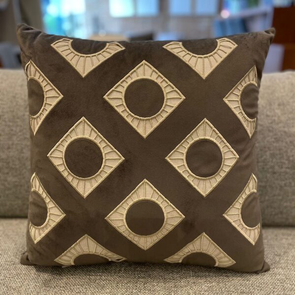 ALMOFADA EM VELUDO CINZA C/ BORDADO RECHILIEU